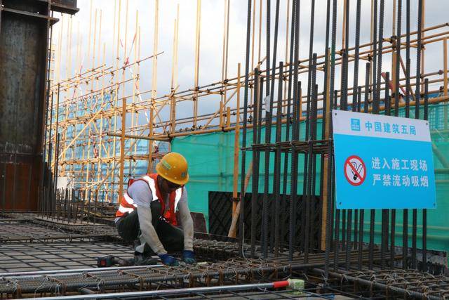 “雙節(jié)”假期深圳重點(diǎn)工程建設(shè)忙:建設(shè)工程
